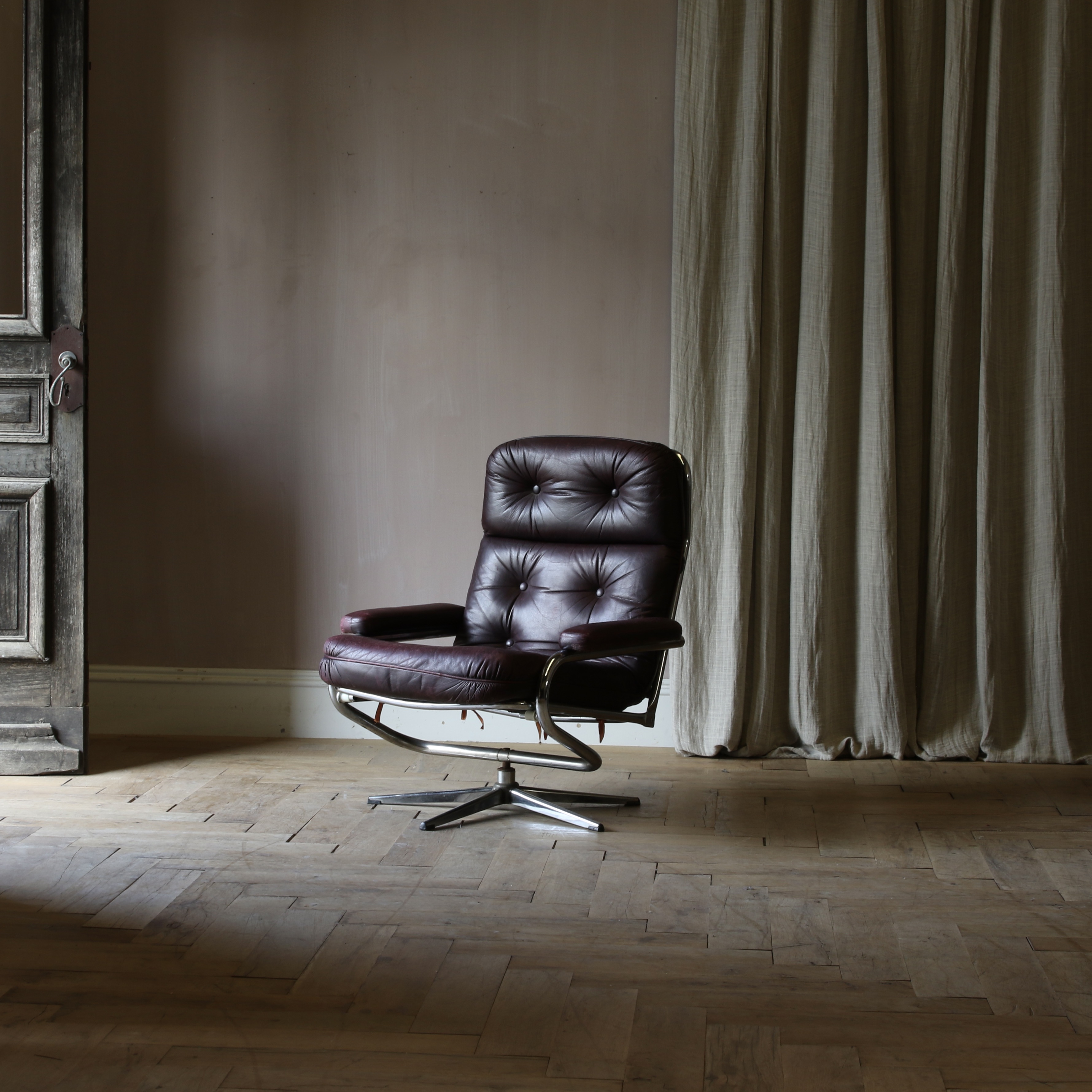 150-59 - Single Leather Armchair